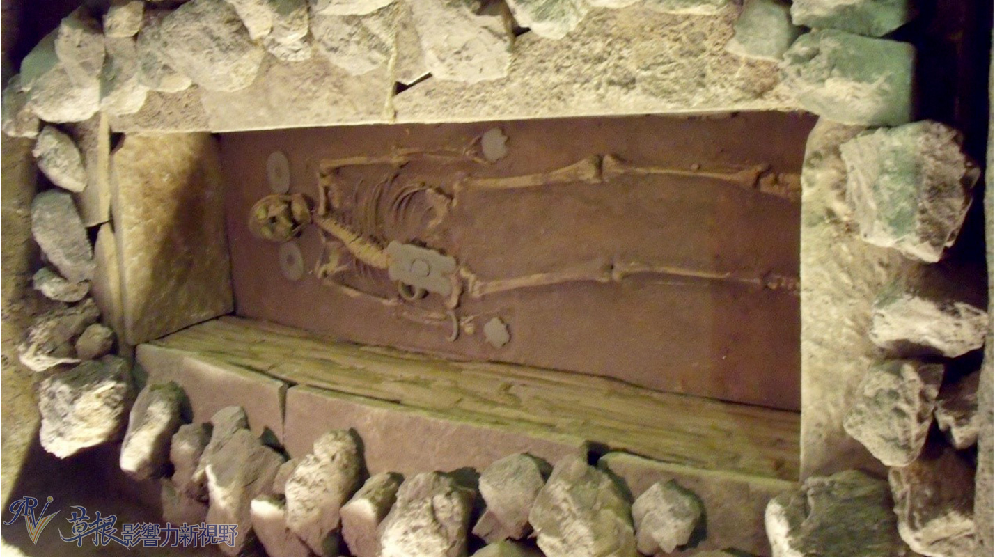 红山文物的直膝仰卧积石墓穴,身体上摆放玉器