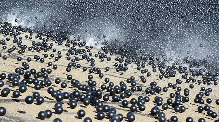 当9600万颗小黑球聚在一起，拯救水资源的任务就交给它们了！