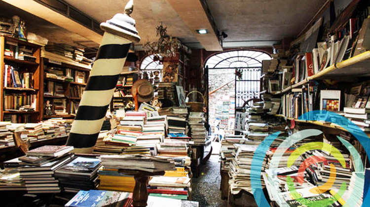 书虫的寻宝天地，意大利威尼斯迷人小书店 Libreria Acqua Alta