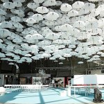一千把纯白雨伞打造室内云顶艺术空间