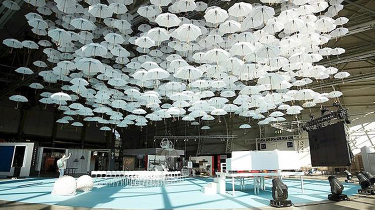 一千把纯白雨伞打造室内云顶艺术空间