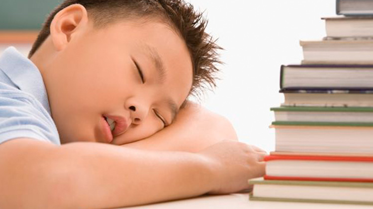 男童睡眠中止成过动儿　靠微创治疗领书卷