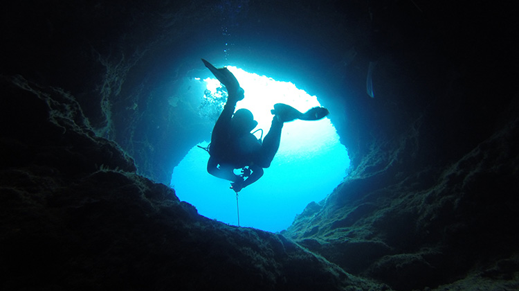 “现代哥伦布”发现了史上最深海底洞穴