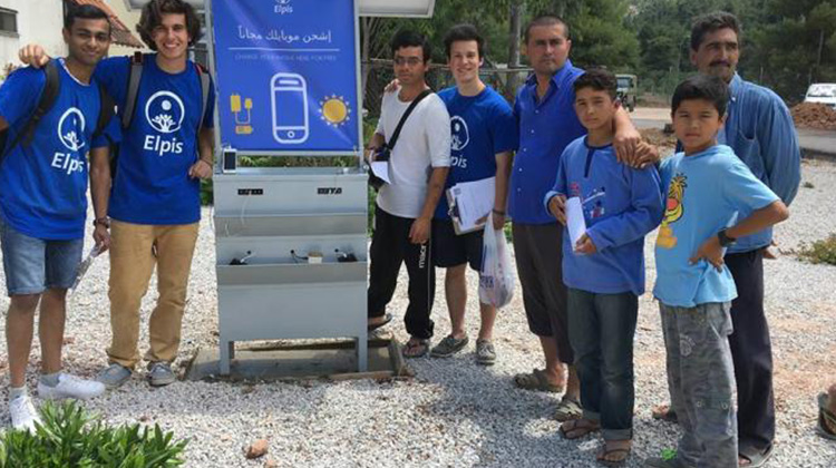 “难民营中的联系之岛”：这座太阳能手机充电站，每日可免费供电240人