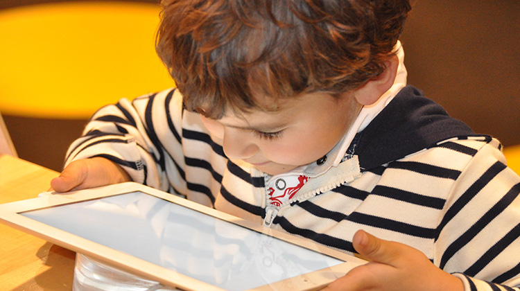 如何让孩子合理使用高科技产品参与网络活动