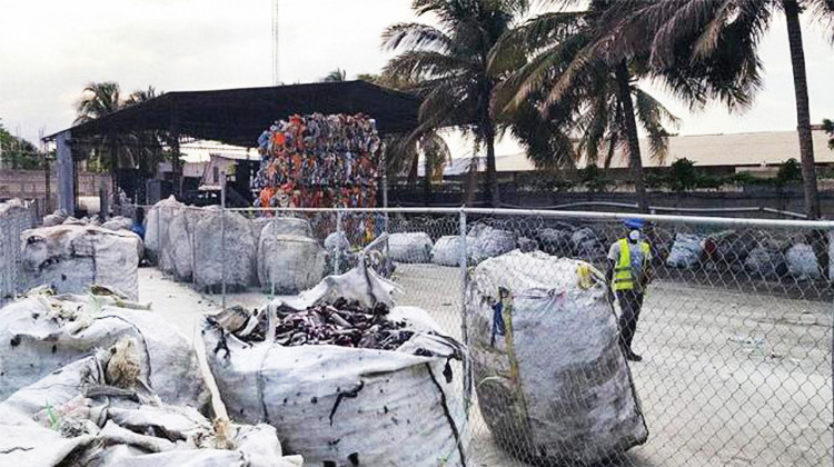 让塑胶垃圾从掩埋场回到工厂：两大国际品牌使“十荒”成为海地的永续产业