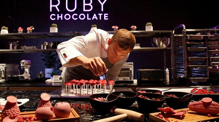 “黑白”巧克力太逊了！知名巧克力厂商推出“红宝石”巧克力，陪我们度过更“梦幻”的情人节