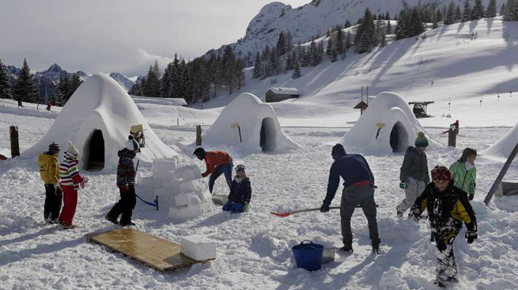非洲难民协助打造滑雪新景点 意大利冰屋村拉近当地人与新移民的心