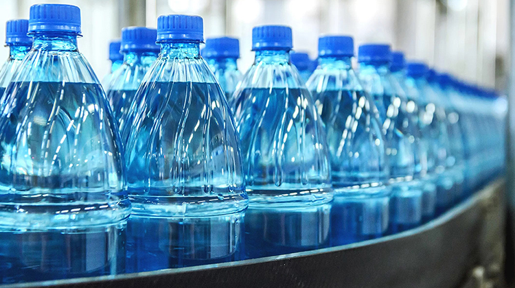 是否需要当心瓶装水中的塑料微粒吗？