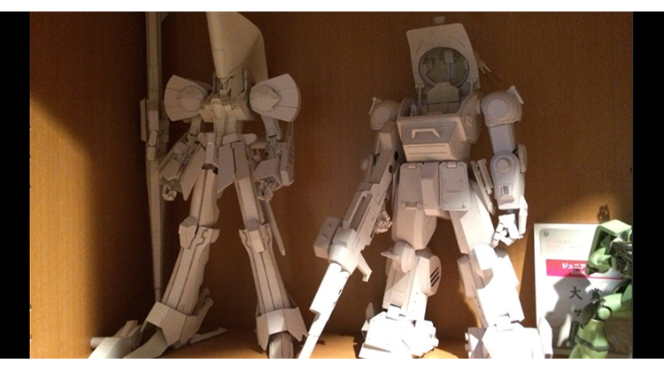 日本巧手中学生完成的当红机器人动画可动纸模型