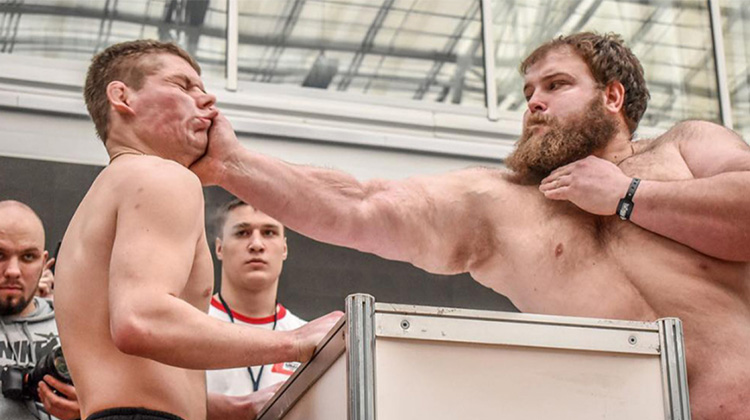 展會上的呼巴掌比賽，冠軍獨得3萬盧布