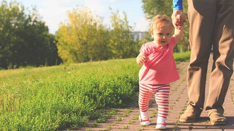 沒兩步路就要抱抱，是孩子太懶還是大人太寵？小心造成發展遲緩