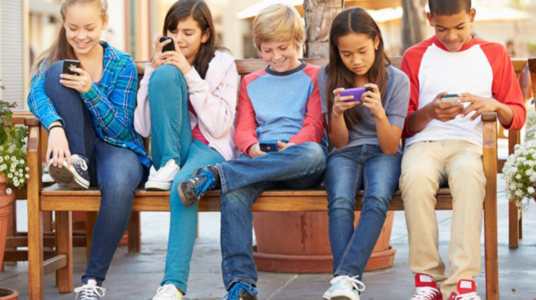 孩子拿了手機卻失聯？ 英國老爸發明這款APP 讓你不得不回爸媽訊息