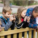 家长是否要强制禁止孩子玩手机？