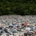 每年海洋数十万吨塑胶微粒被海风吹上岸