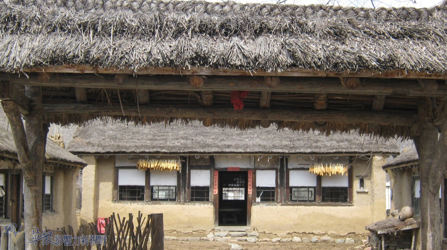 另一户民居,入口与屋顶有厚厚的稻草一座满族农家小院,门口有石磨及高
