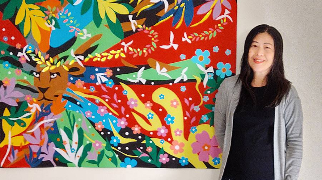 創業失敗卻開啟藝術路，患眼疾反增色彩功力　奇幻文學首席教師以「剪紙畫」見證恩典