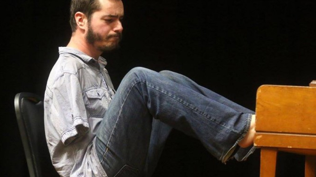 無臂男孩用雙腳彈奏樂器 化身音樂宣教士傳遞耶穌的愛