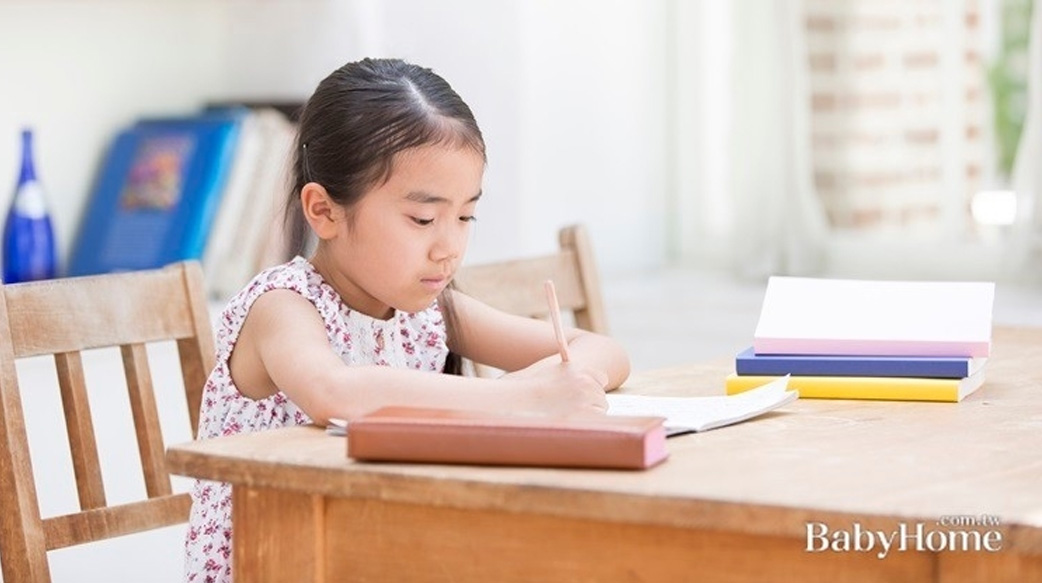 女孩在作業寫著我家幸福，但她的耳邊卻是父母的吵架聲，為何她要偽裝美好？