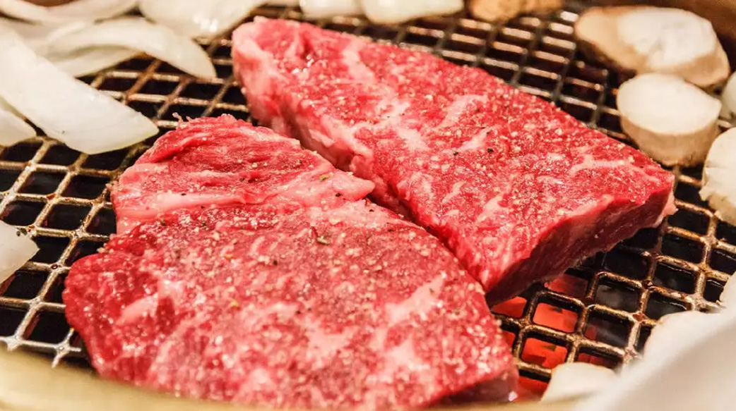 【紐約價格最貴的頂級和牛】日本 2 百年傳統祕法產製！在雪中沉眠的「雪室熟成和牛」