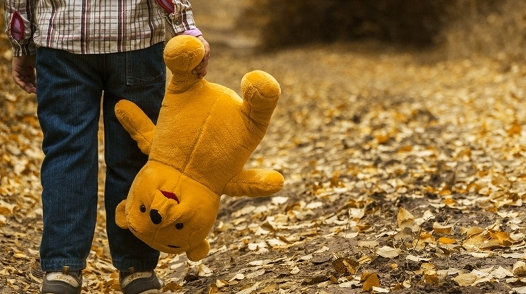 為何孩子總是退縮閃躲沒自信？專家：媽媽你糾正過度了嗎？