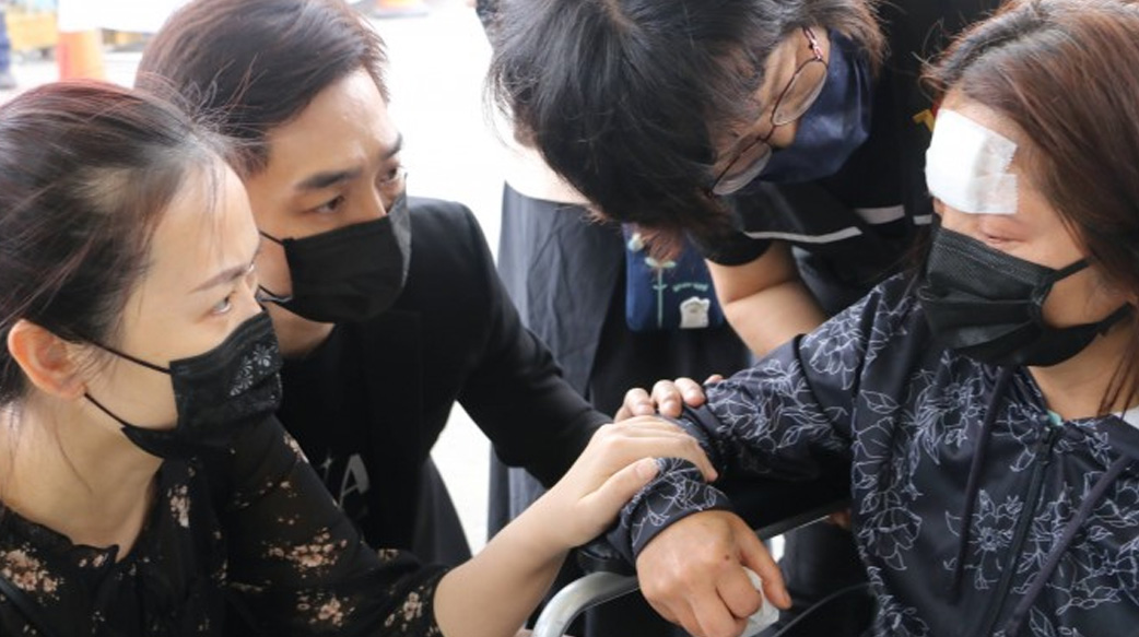 【太魯閣號事故】救協與花東眾教會殯儀館醫院陪伴家屬 宋逸民牧師夫婦為遺屬安慰禱告