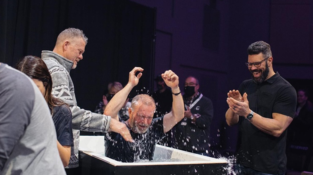 美牧師順服神，憑信心回應「自發性受洗」　半年受洗人數如「滂沱大雨」成長五倍！