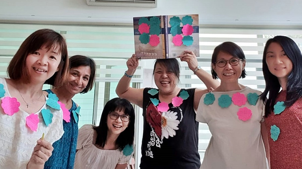 新加坡媽媽的任務，取代閒談，將「操場媽媽」變化為「門徒媽媽」！