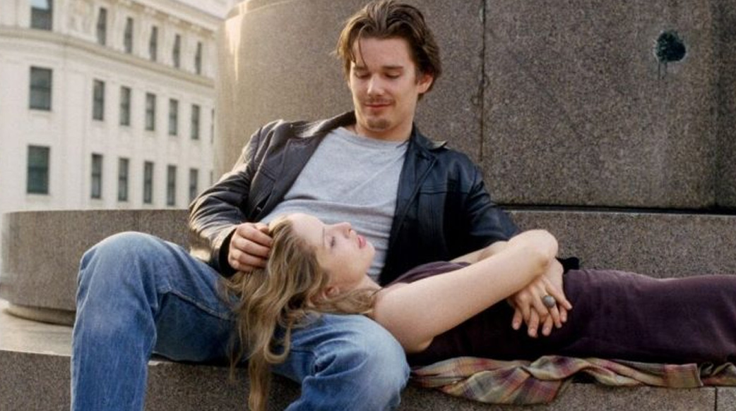 【老片新看】再次感受《愛在黎明破曉時》的單純悸動：「我喜歡我望向別處時，他望向我的目光。」