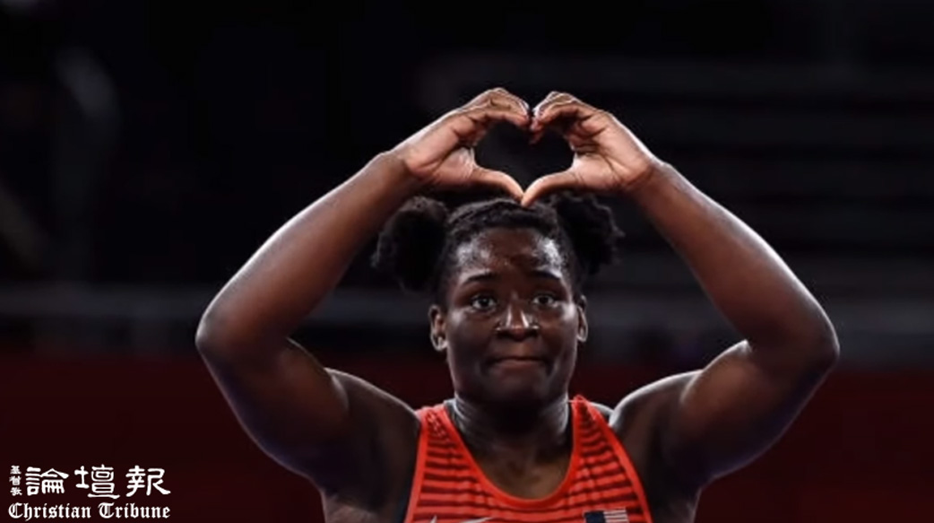 美國首位奧運角力摘金非裔女傑 披著國旗感謝上帝　要送媽媽一台夢想中的餐車
