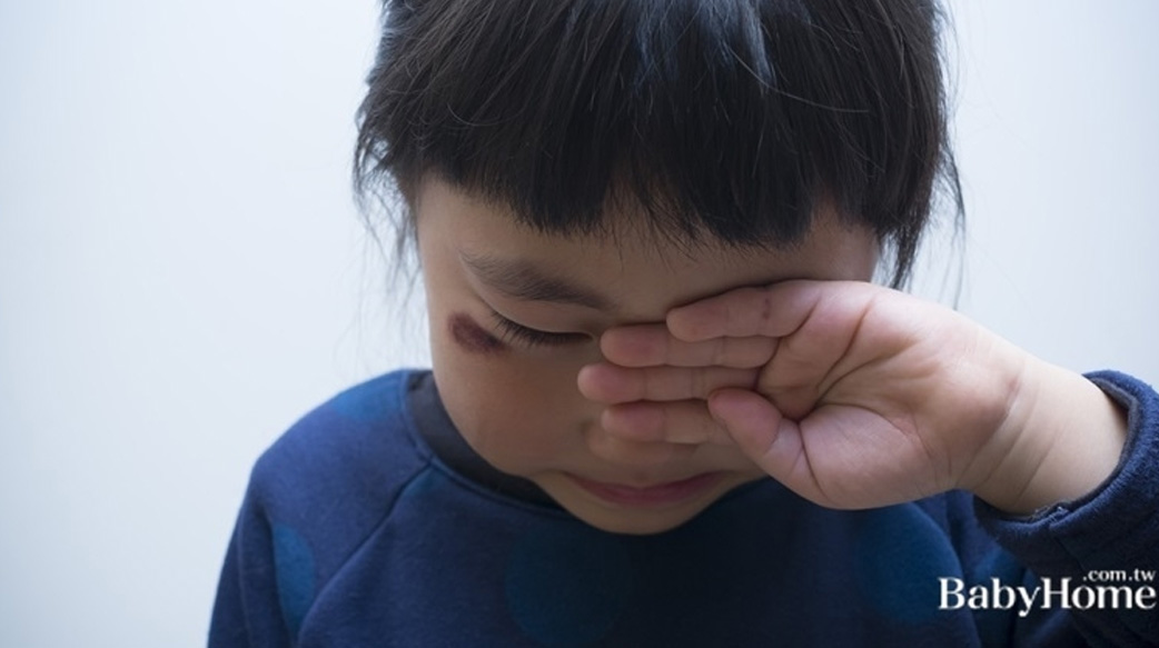 女兒被同學賞巴掌留紅印，媽媽這樣處理對方再也不敢犯，網：有智慧