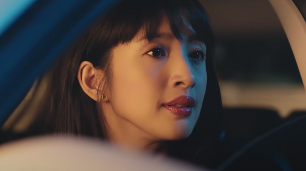 「黑暗無法阻擋我們追求光明的勇氣。」林依晨暖心微電影，溫柔展現無所畏懼的自己