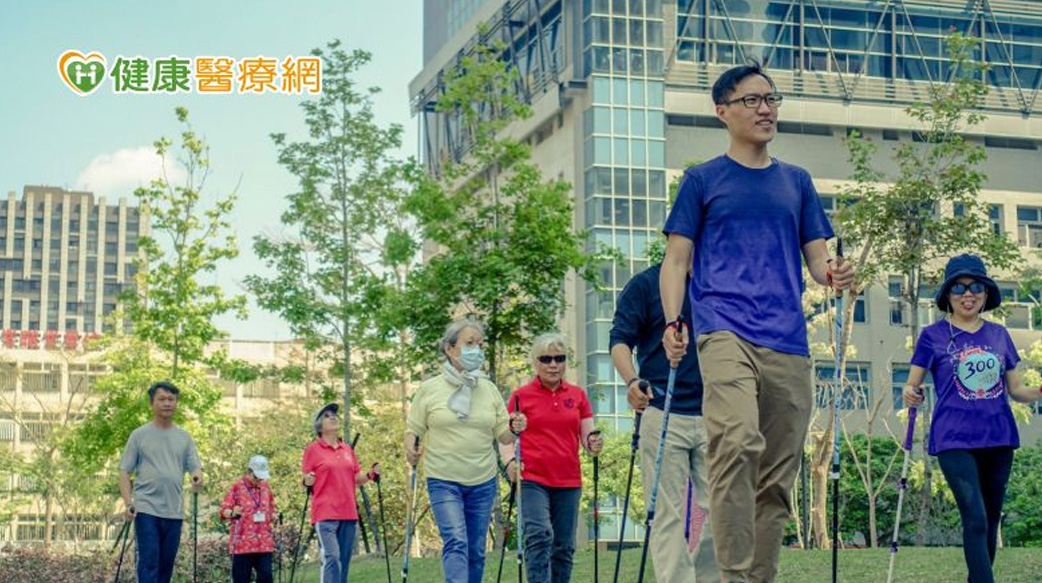 健走搭配「它」　可消除蝴蝶袖、護膝、改善駝背
