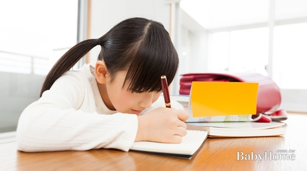 孩子乖乖坐在桌前三小時，真的用功了嗎？心理師：要孩子愛上唸書，就不能逼！
