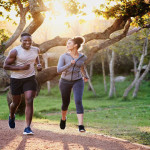 健身是要自己练还是找同伴一起练比较好？