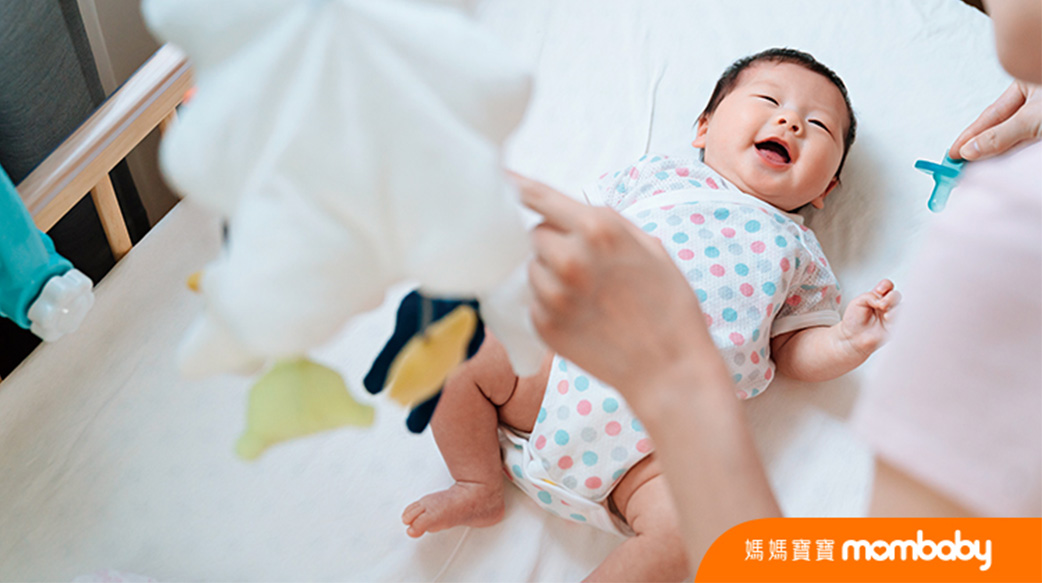 1歲前寶寶的成長發展有跟上進度嗎？5大能力里程碑觀察重點＆爸媽輔助技巧