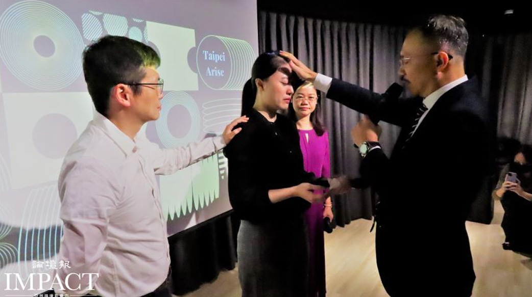 台北繁星教會獻堂 孕媽咪黃芷玲按牧主責牧師 宣告跨代共融 成為為主發光的小星星 照亮城市和國家