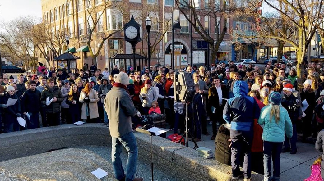 當報佳音隊伍遇到「惡意擾亂人士」　詩班成員不驚慌，反而做「這件事」消弭衝突！