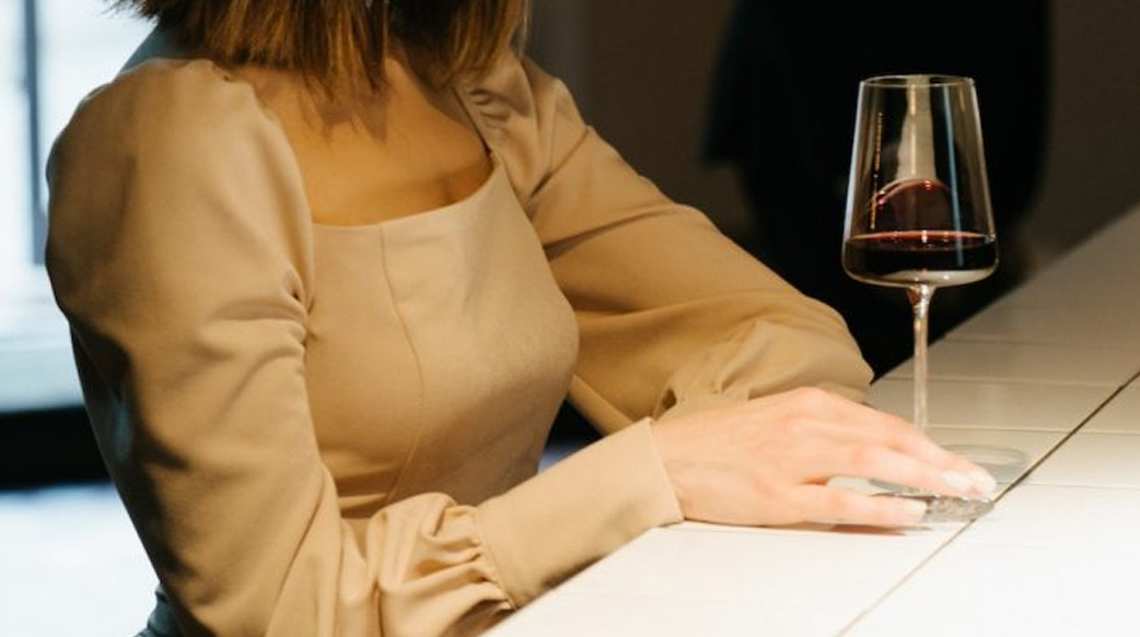 【有一種氣質，是喝到微醺】用10個優雅的英文單字形容「飲酒趣事」：酒後變勇敢的Pot-valiant、喝酒的季節Quaff-tide⋯⋯