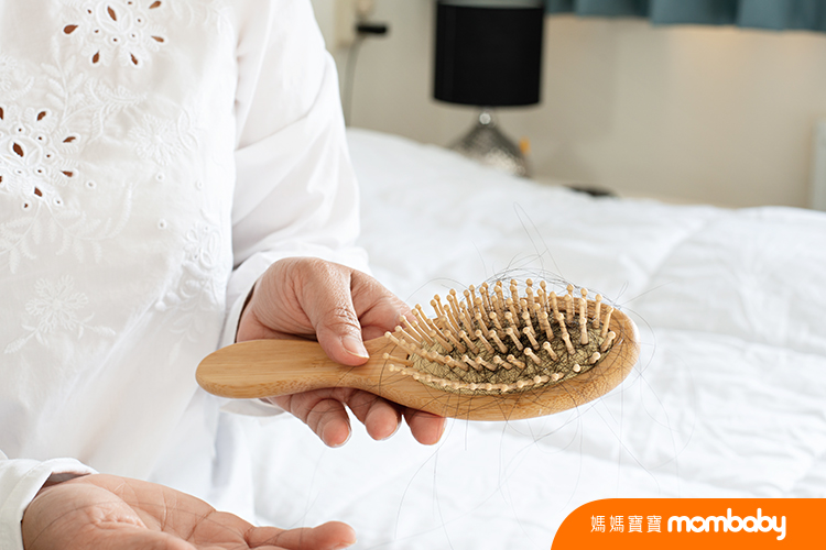 Asian,Girl,Sitting,In,Bed,Holding,Hairbrush,With,Many,Hairs,