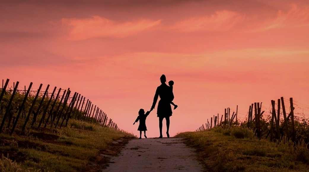 孩子生太多無力扶養，卻不願讓孩子被領養，她說「給別人養？這樣孩子長大後誰來養我？」