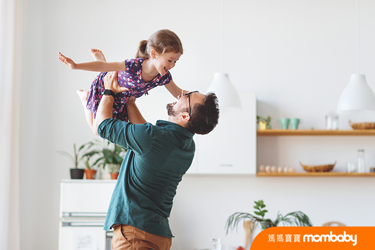 Father's,Day.,Happy,Family,Daughter,Hugs,His,Dad,On,Holiday