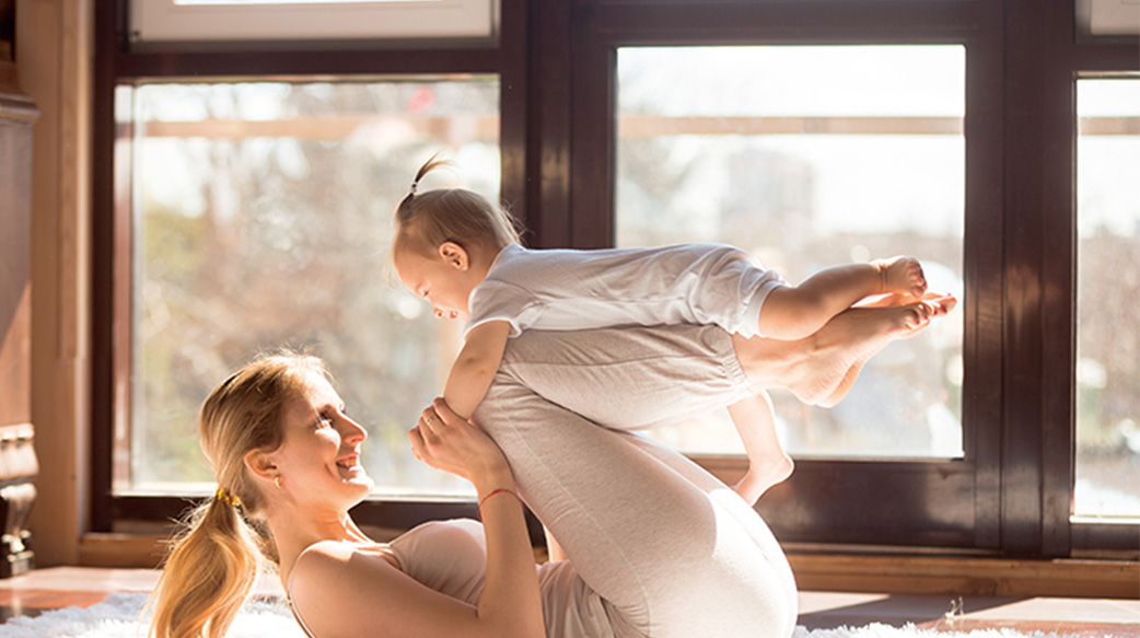 您的孩子跟上發展了嗎？善用居家遊戲，促進0~2歲幼兒的粗大動作發展！