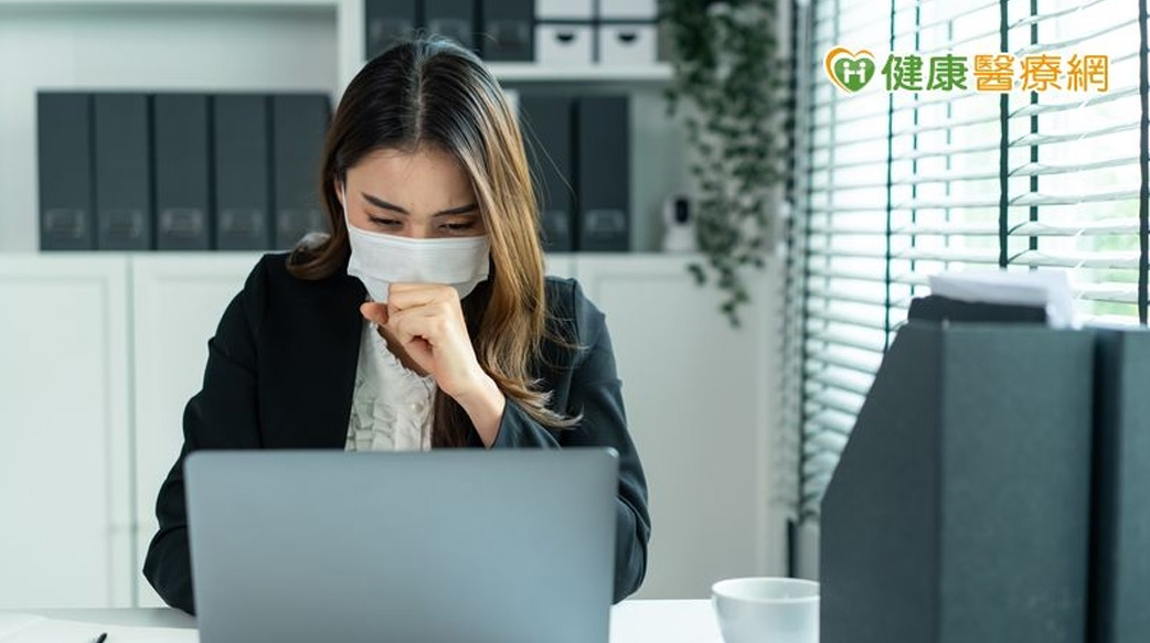 疫情亮紅燈！感冒喉嚨痛不用看醫生？ 醫師：勿讓小病拖成大病