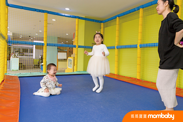 Trampoline,Jump,With,Cute,Kids