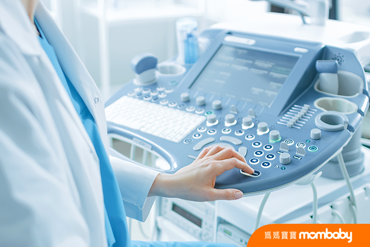 In,The,Hospital,,Obstetrician,Pushes,Buttons,On,A,Control,Panel