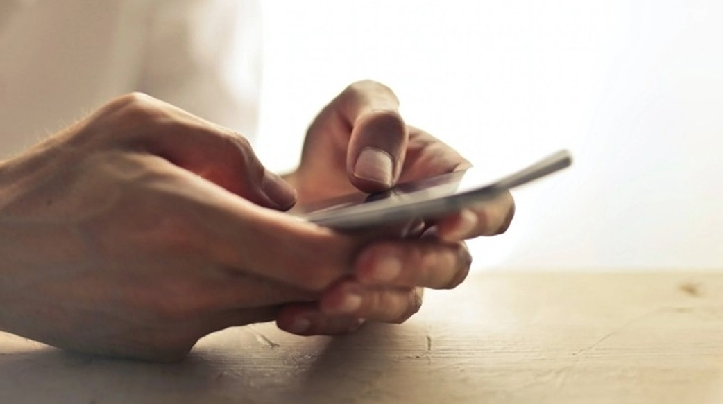 國三生接母電話手遊斷線怪媽媽，怒摔蛋糕離家出走上網討拍：叛逆期是大人安慰自己的詞