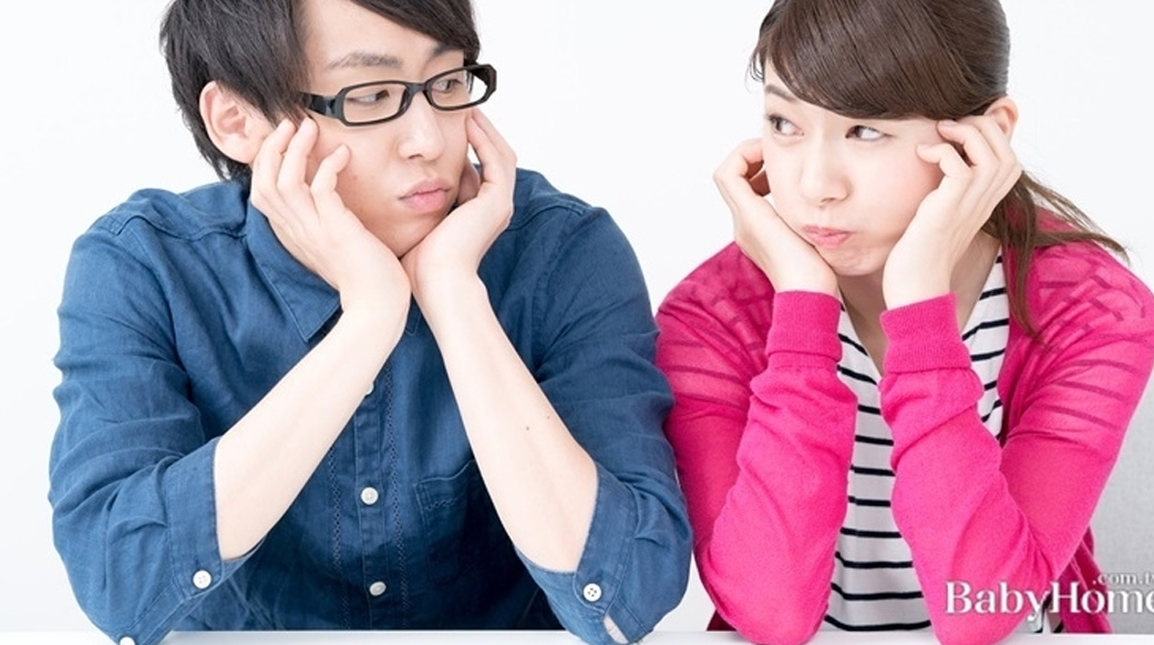 2成夫妻肢體曬恩愛已成往事，反而親抱小孩較多