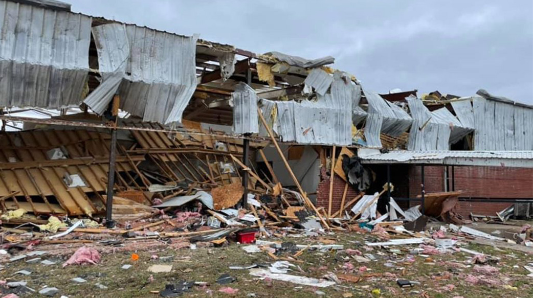 龍捲風吹翻屋頂、捲過牧師家　教會不失信心：與上帝同在的日子美好