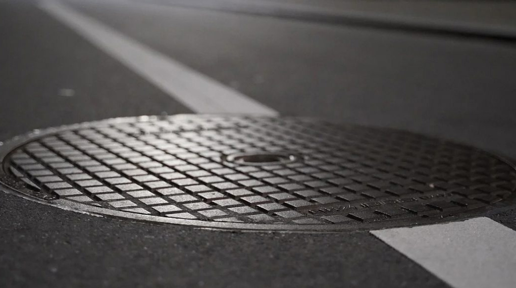 【躺在地上的城市英雄】防洪、電動車充電，還能抓小偷！被忽略的人孔蓋原來默默付出這麼多